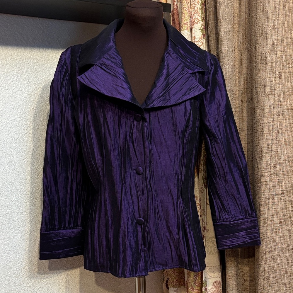 Vintage 1980/1990’s elegant long sleeve dark purple jacket/ blazer. Size 8.